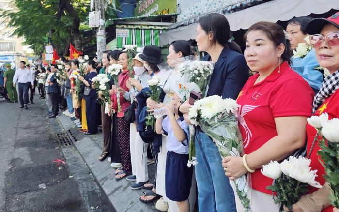 Xúc động những khoảnh khắc người dân TP.HCM chuẩn bị tiễn đưa liệt sĩ ở công viên Lê Thị Riêng