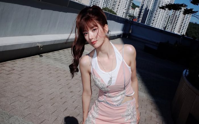 Kwon Eun Bi gây bất ngờ với tỷ lệ cơ thể như người mẫu