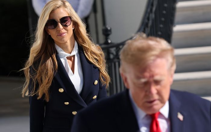 Ông Trump lên tiếng bảo vệ nữ thư ký báo chí mới giữa bão chỉ trích