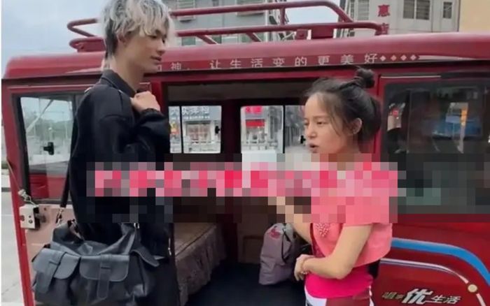 Cô gái để mặt mộc gặp bạn trai kém 9 tuổi quen qua mạng, 'cái kết' khiến nhiều người bất ngờ