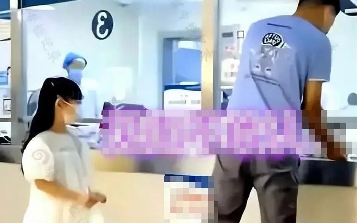 Tình cờ gặp lại chồng cũ và con gái sau ly hôn, người phụ nữ sốc nặng trước thái độ của đứa trẻ