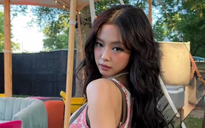 Jennie (BLACKPINK) khoe mặt mộc khi diện bikini, nhan sắc khiến khán giả xuýt xoa