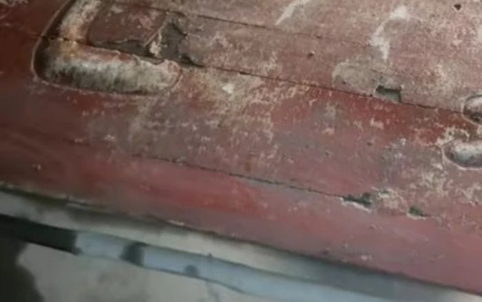 Tấm gỗ cũ được tận dụng làm bàn ăn, người đàn ông sửng sờ khi biết nguồn gốc thật sự