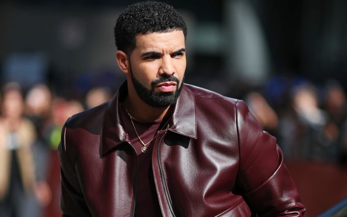 Drake bị kiện