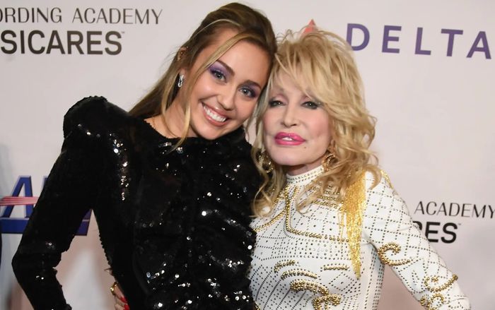 Miley Cyrus bật khóc khi tưởng nhớ Dolly Parton: 'Không gì có thể chia cắt chúng tôi'