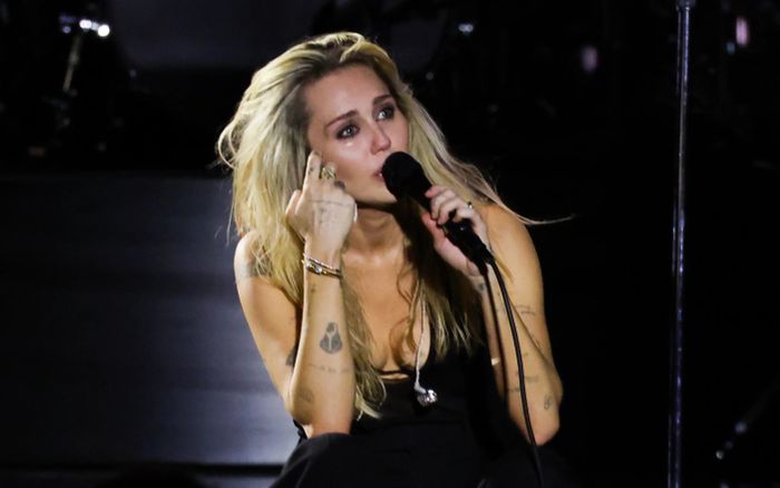 Miley Cyrus và màn trở lại đầy tiếc nuối