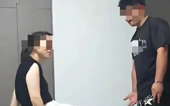 Mẹ ruột và con trai quay video đùa giỡn thân mật, cộng đồng mạng tranh cãi