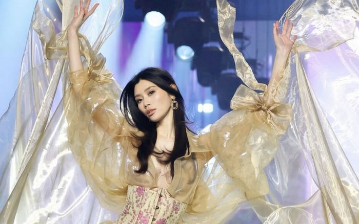 Tâm sự của Hề Mộng Dao khi quay lại diễn Victoria's Secret sau 8 năm