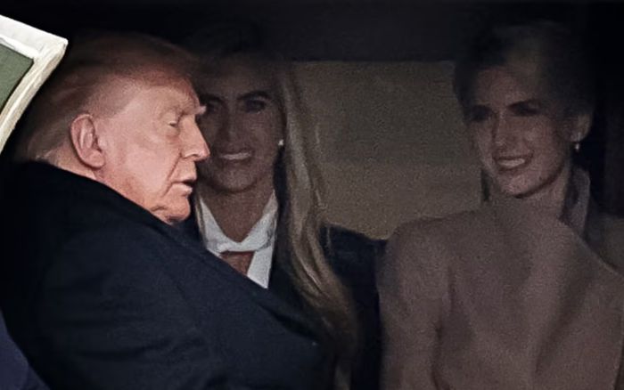 Bức ảnh Trump ngồi cùng 2 mỹ nhân gây sốt: Danh tính 2 người đẹp là ai?