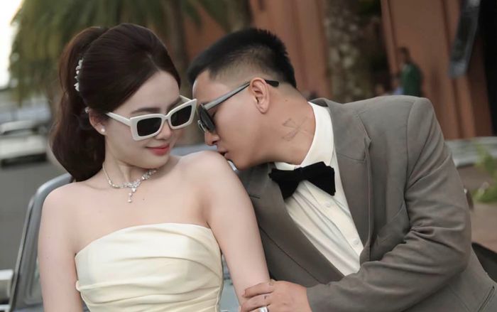Hoài Lâm hôn Ngọc Trinh tình tứ