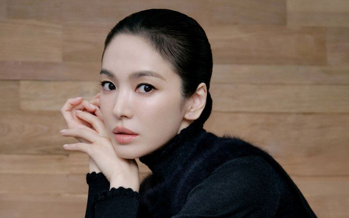 Song Hye Kyo vuốt tóc ra sau, lộ rõ 'điểm vàng' trên gương mặt