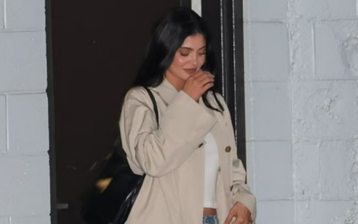 Kylie Jenner lăng xê áo khoác thịnh hành từ những năm 1900
