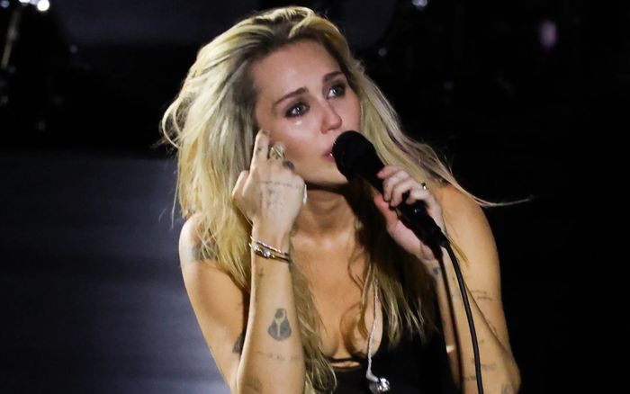 Miley Cyrus nổi giận vì bị chê hát thiếu tâm huyết