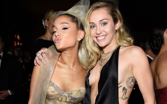 Ariana Grande san bằng kỷ lục của Miley Cyrus