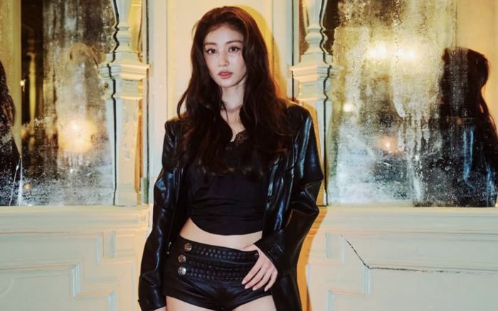 Jihyo (TWICE) gây sốt với màn nhảy gợi cảm giữa đường phố Paris