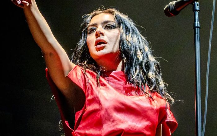 Charli XCX hủy concert vì mất giọng