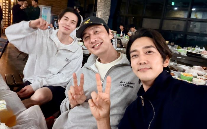 Song Seung Hun hội ngộ Lee Dong Wook, người thứ 3 xuất hiện gây chú ý