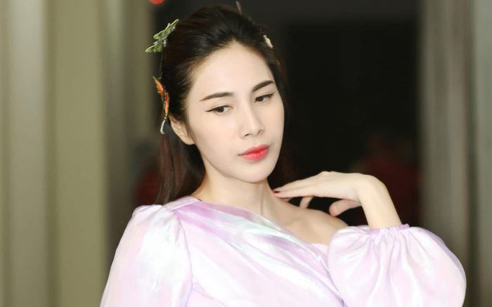 Ca sĩ Thủy Tiên đã đúng khi công khai nói rõ chuyện chia tay Công Vinh