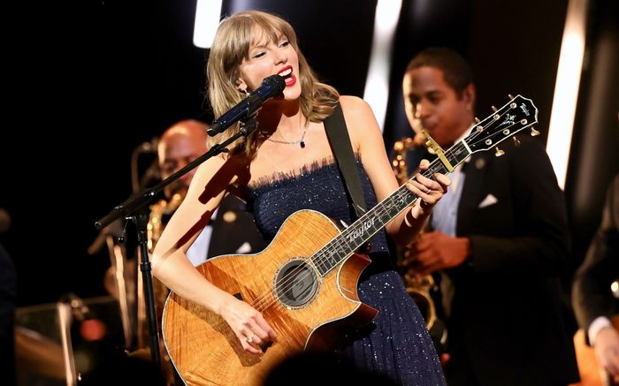 Taylor Swift xúc động khi lần đầu biểu diễn cùng ban nhạc sau gần 2 năm
