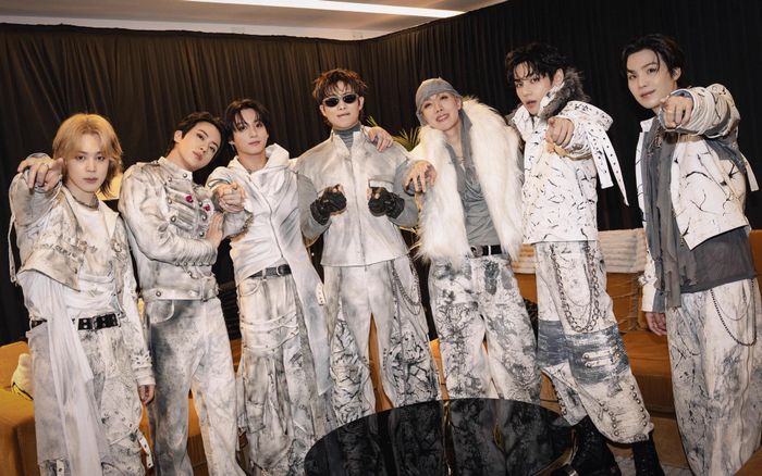 BTS chinh phục Argentina sau 13 năm chờ đợi, ARMY bật khóc giữa mưa lớn