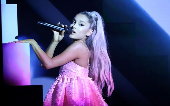 Ariana Grande bất ngờ thay đổi diện mạo sau tuyên bố tạm rời xa showbiz