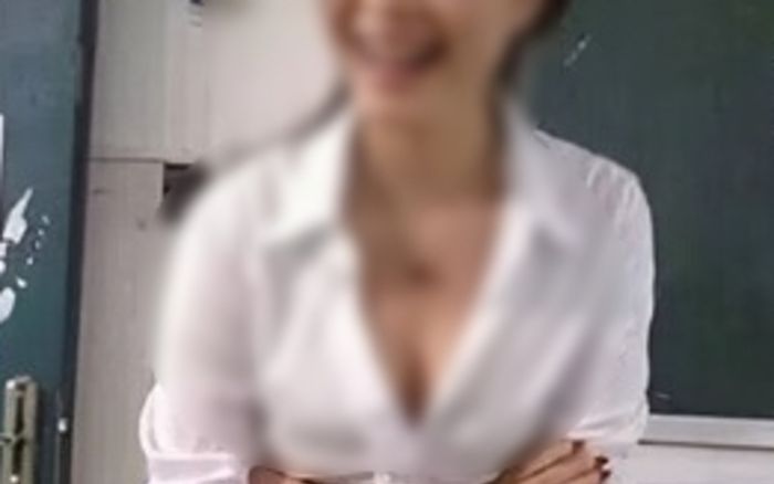 Gây tranh cãi khi phô diễn cơ thể khi đi dạy, cô giáo làm video đáp trả đúng 2 câu