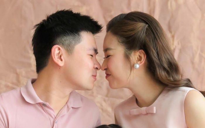 Chồng chủ tịch tình tứ hôn Hoa hậu Đỗ Mỹ Linh