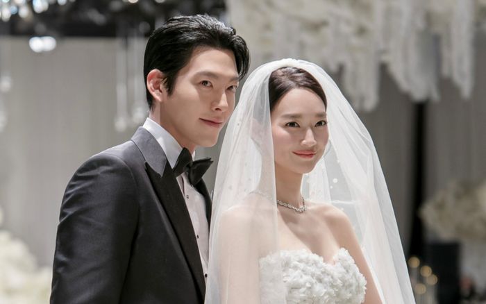 Shin Min Ah tiết lộ cuộc sống hôn nhân với Kim Woo Bin sau 10 tháng cưới