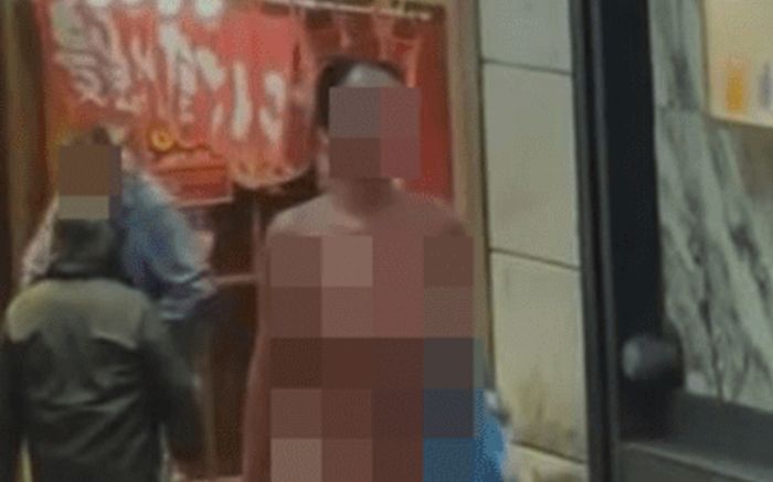 Người phụ nữ khỏa thân đi giữa phố, thái độ khi biết được quay phim gây bàn cãi