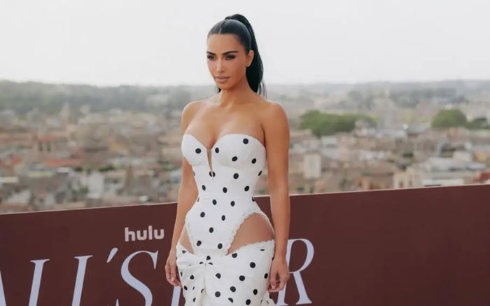 Người mẫu Kim Kardashian gây choáng với váy cắt xẻ táo bạo