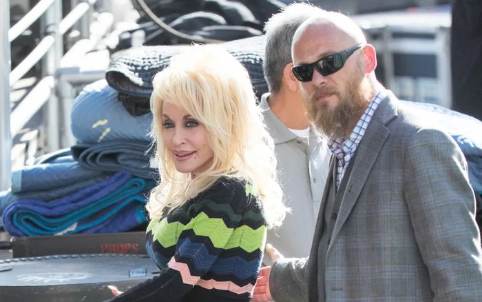 Cháu trai Dolly Parton xin hoãn phiên tòa liên quan lệnh cấm tiếp xúc