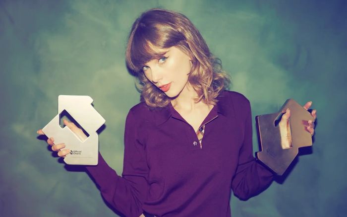 Taylor Swift ăn mừng kỷ lục âm nhạc bằng màn ngoại giao thời trang ẩn ý