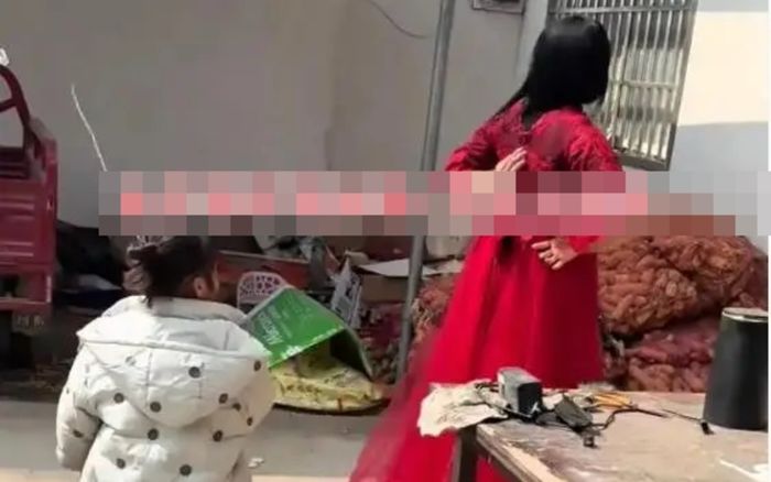 Người phụ nữ đến nhà chồng cũ sau 4 năm ly hôn, có hành động khiến anh chỉ biết im lặng