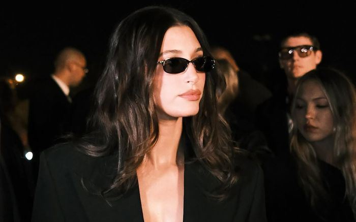 Hailey Bieber đưa trào lưu diện đồ merch xuống phố Paris