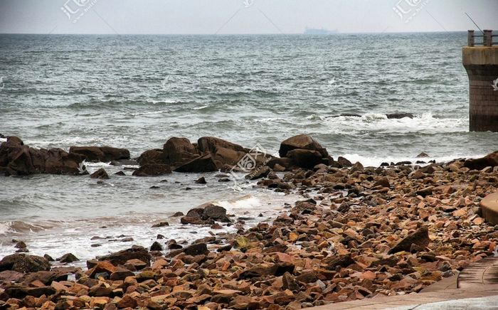 Đi ngắm biển rồi làm điều này trên bãi đá, cặp đôi suýt bỏ mạng