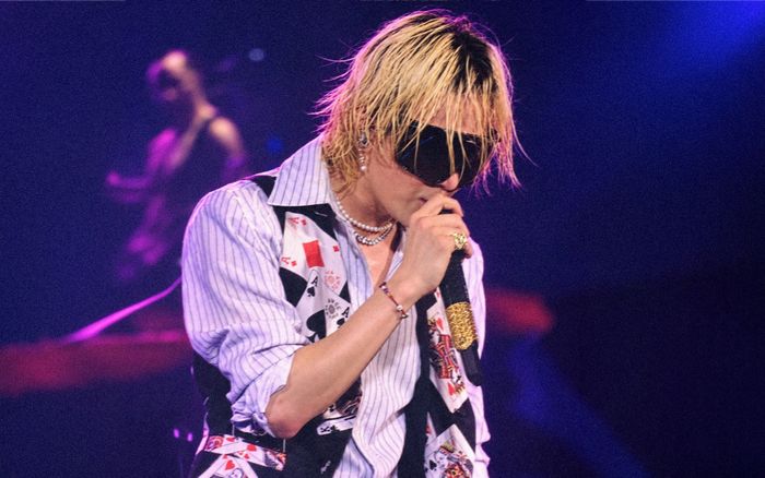 G-Dragon bất ngờ quỳ gối cầu hôn giữa Paris, danh tính người nhận hoa gây ngỡ ngàng