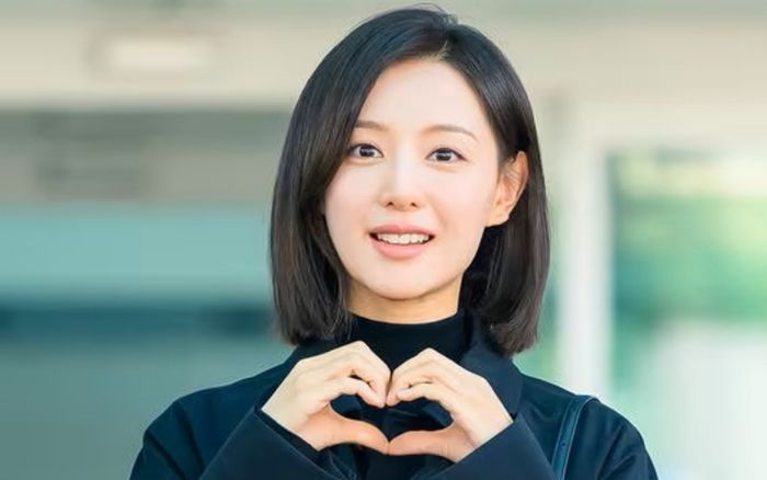 Kim Ji Won đi sân bay như chụp ảnh tạp chí, một chi tiết gây chú ý