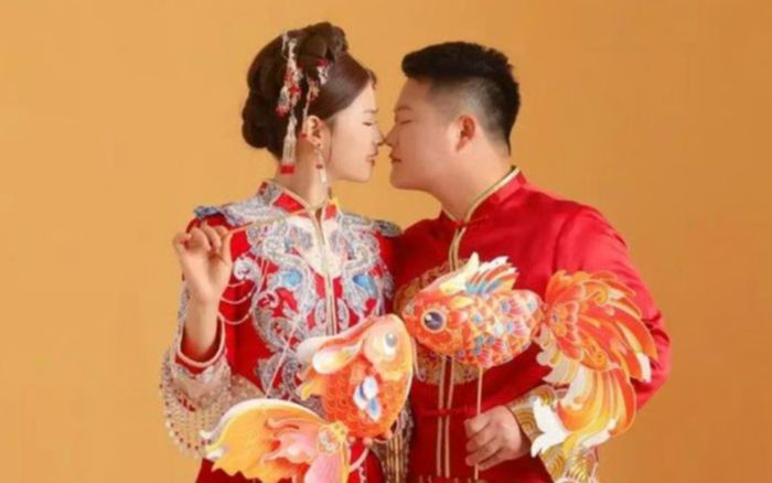 Chú rể dùng xe hút bể phốt đón dâu, cô dâu có phản ứng khó tin