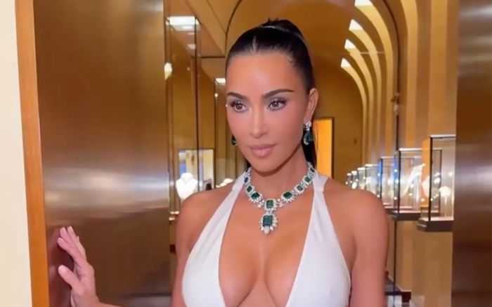 Người mẫu Kim Kardashian nhận vinh dự đặc biệt, liên quan đến huyền thoại Elizabeth Taylor