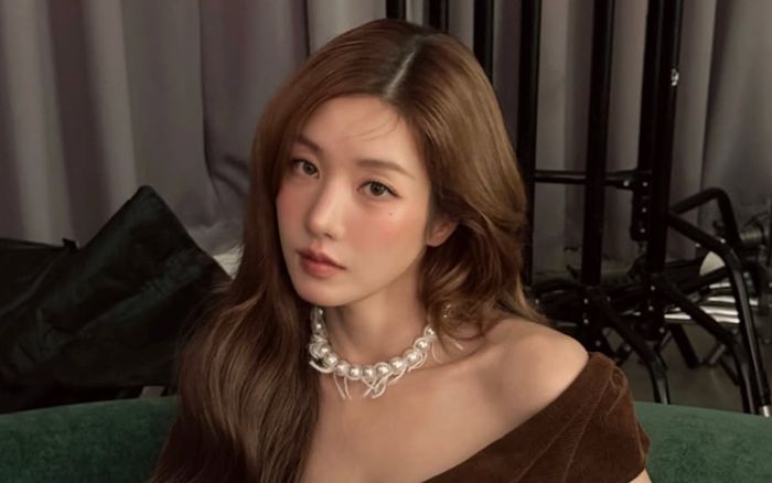 Kwon Eunbi gây chú ý với váy trễ vai gợi cảm