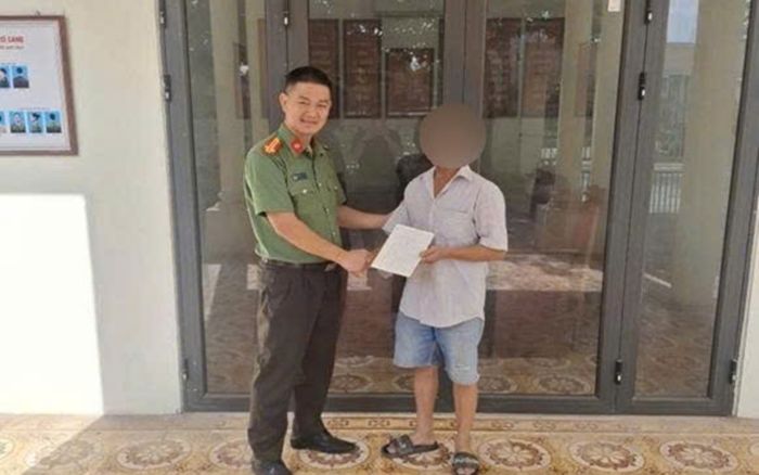 Băn khoăn khi chuẩn bị rút 2 tỷ đồng, người đàn ông vào Cơ quan Công an và cái kết bất ngờ