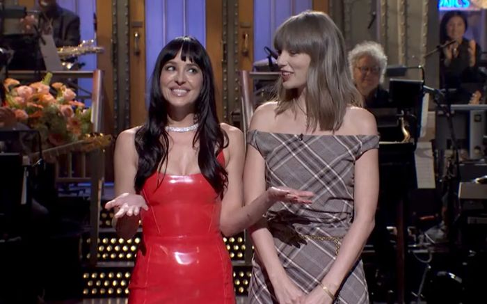 Taylor Swift diện váy kẻ caro sành điệu khi xuất hiện cùng Dakota Johnson