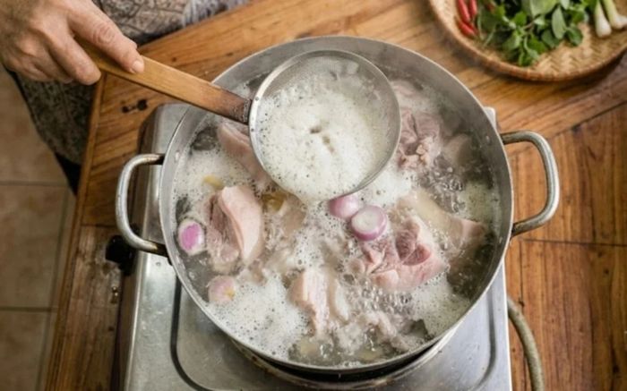 Nước luộc thịt nổi nhiều bọt có nguy hiểm không? Sự thật nhiều người chưa biết