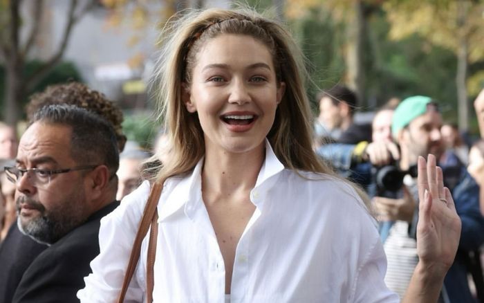 Gigi Hadid lăng xê băng đô kiểu thập niên 90