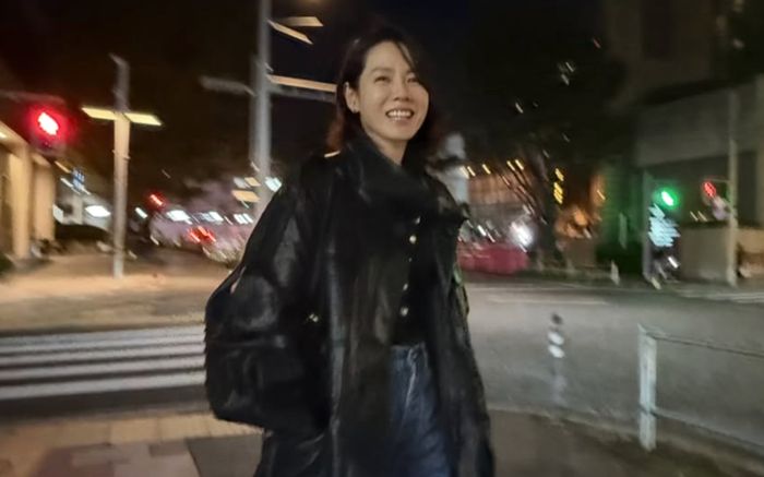 Son Ye Jin khoe ảnh dạo phố Nhật Bản, dân mạng 'đoán già đoán non'