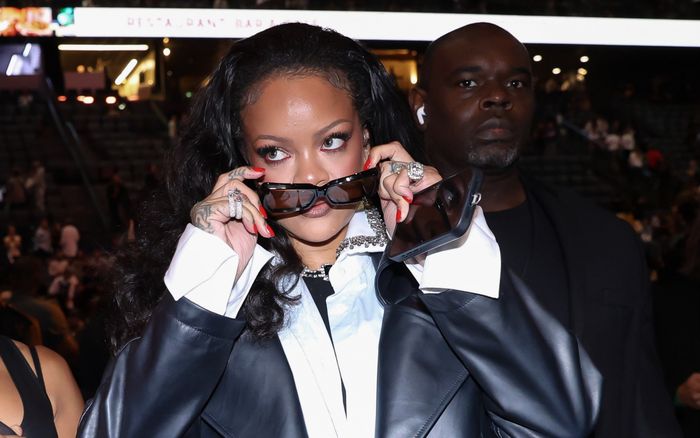 Rihanna đáp trả EJ Johnson sau màn 'đá xéo' tại Paris Fashion Week