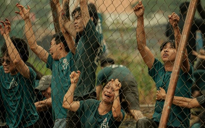 'Trại Buôn Người' cán mốc 310 tỷ, loạt phim đổi kế hoạch