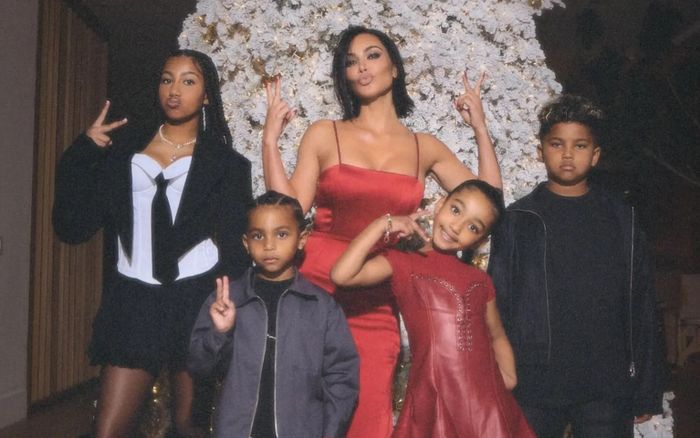 Người mẫu Kim Kardashian gây sốc khi tiết lộ số lượng bảo mẫu chăm sóc 4 con