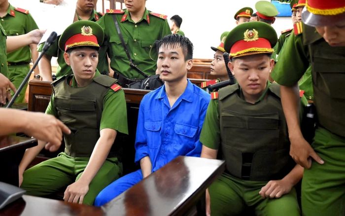 Chật kín người dân đến xem xét xử vụ thảm sát 3 mẹ con ở Đồng Nai