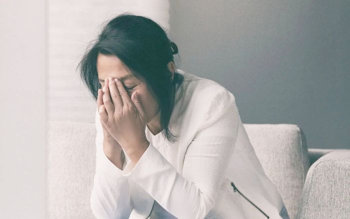 Con gái 8 tuổi mang về chiếc phong bì lạ, người mẹ mới biết sự thật đau đớn về bạn đời